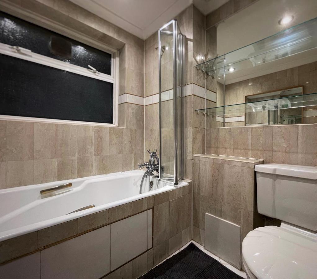 Vintage 3 Bedroom House Near Catford - 1 Double Bed, 3 Single Beds, Max 5 People Apartment *