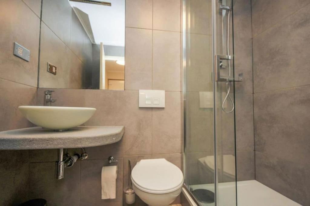 Morden Flat Close To Dlr Station With Free Parking