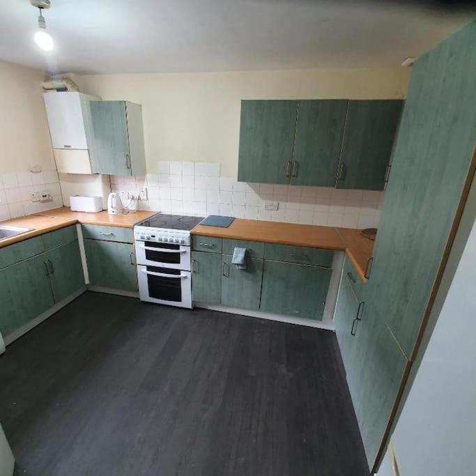 Close To Central - 4 Bedroom House, 8 Beds, Sleepps 14, Free Parking Holiday home *