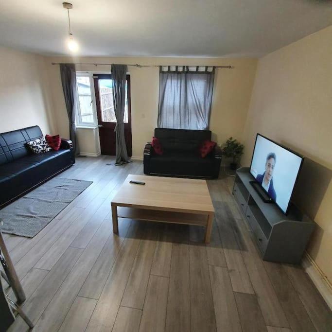Close To Central - 4 Bedroom House, 8 Beds, Sleepps 14, Free Parking Holiday home *