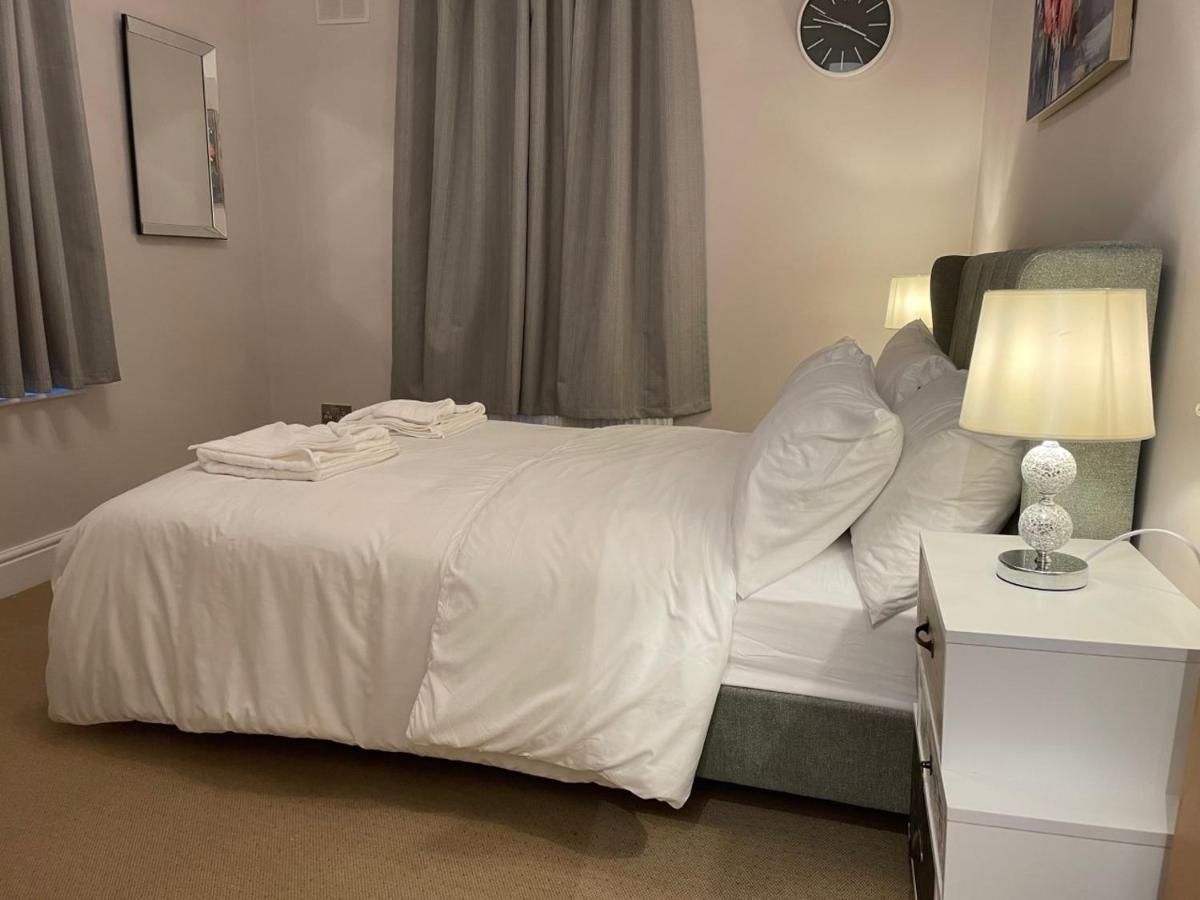 Luxury 5 Star - Parking, Garden, Nr Greater Metro Stations Apartment London