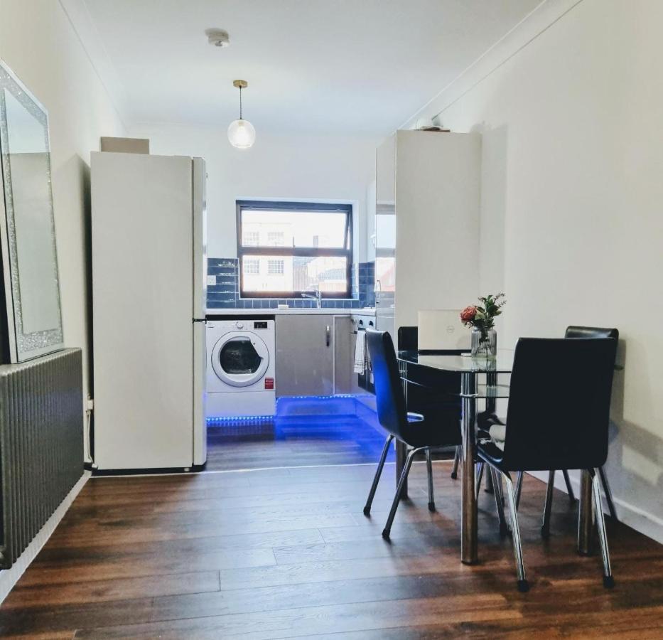 Beautiful Modern On Wick Lane London