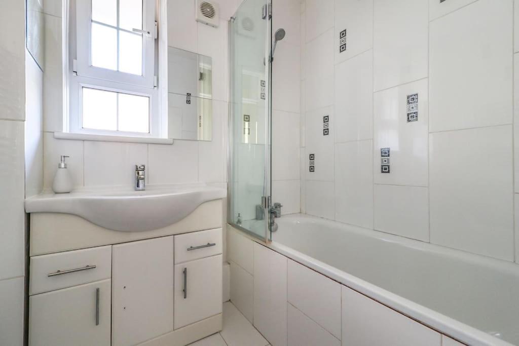 Spacious 4 Bed Flat Near 02 Arena Greenwich London