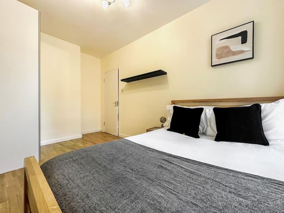 Spacious 4 Bed Flat Near 02 Arena Greenwich *
