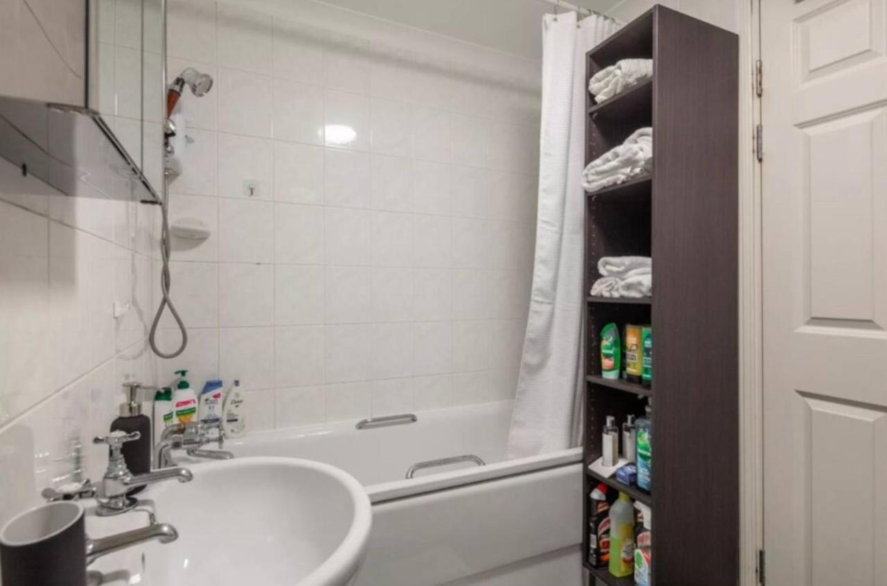 1 Bedroom Flat With Free Parking * London