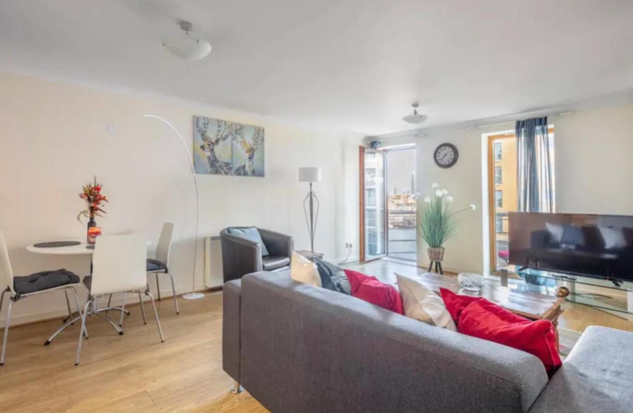 1 Bedroom Flat With Free Parking Apartment London