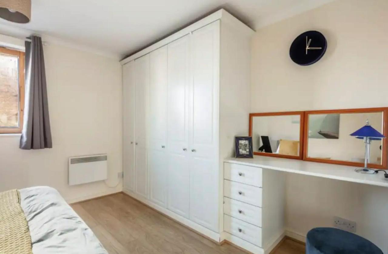 1 Bedroom Flat With Free Parking Apartment London