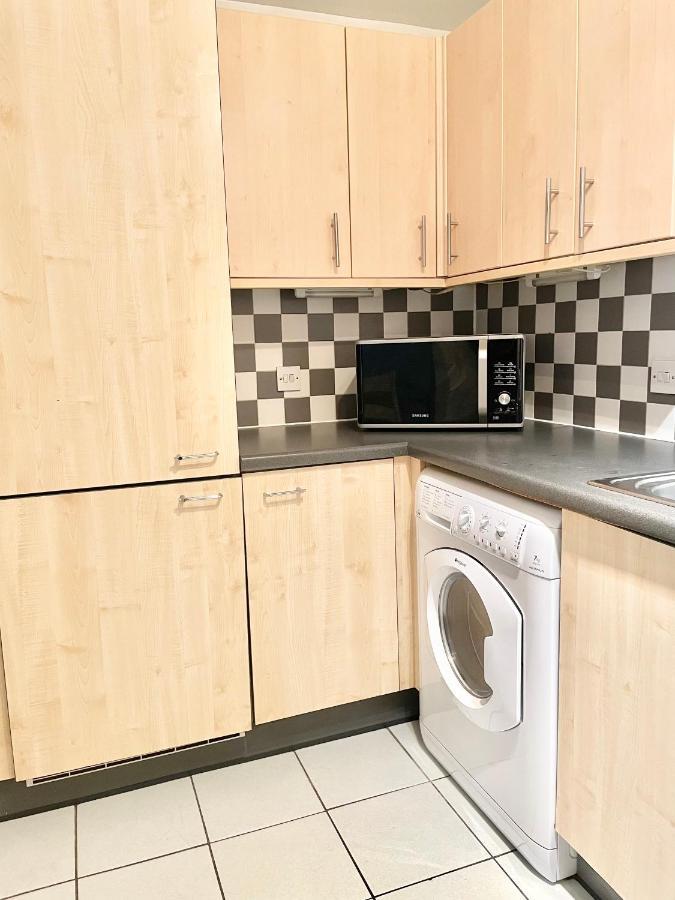 Apartment Verwood Entire With Free Gated Parking On The Island London