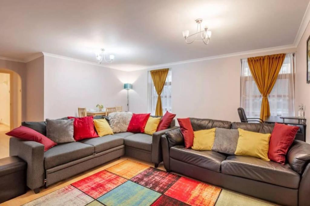Apartment 1 Bedroom Flat With Free Parking *