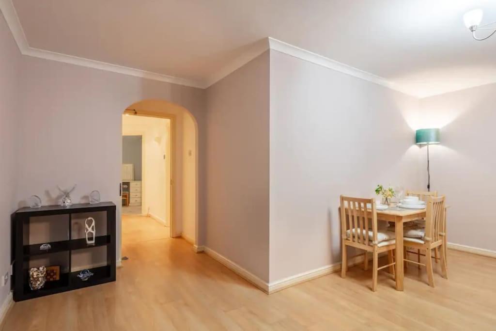 Apartment 1 Bedroom Flat With Free Parking *