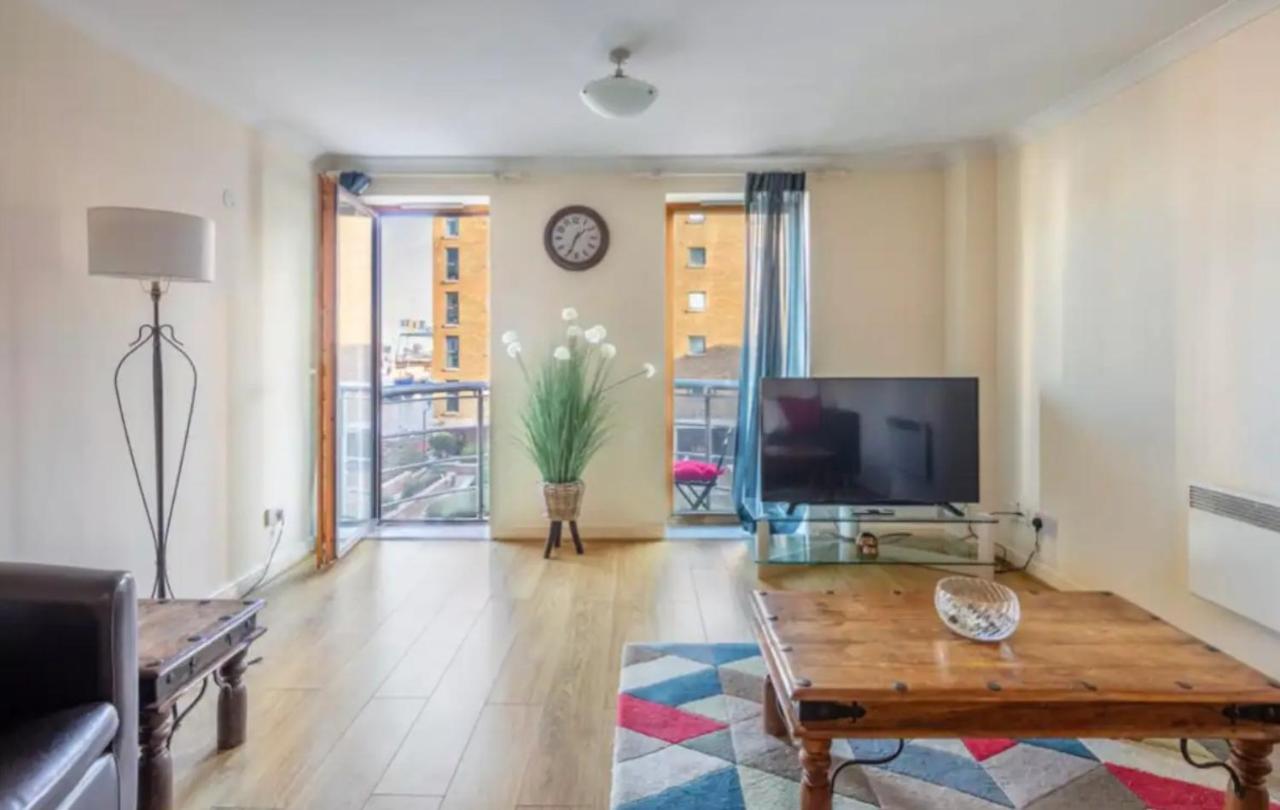 1 Bedroom Flat With Free Parking * London