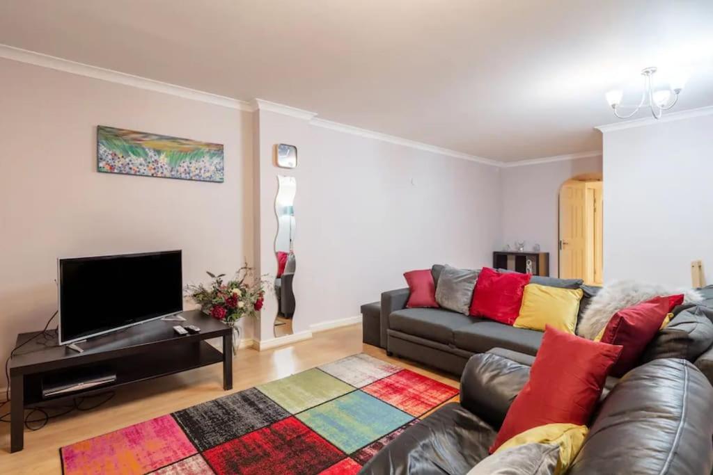 1 Bedroom Flat With Free Parking Apartment *