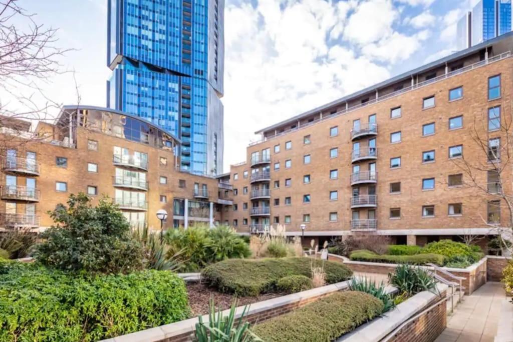 1 Bedroom Flat With Free Parking * London