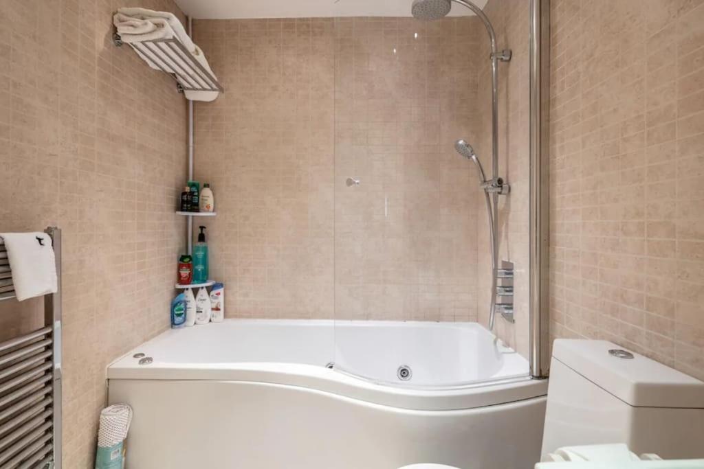 1 Bedroom Flat With Free Parking * London