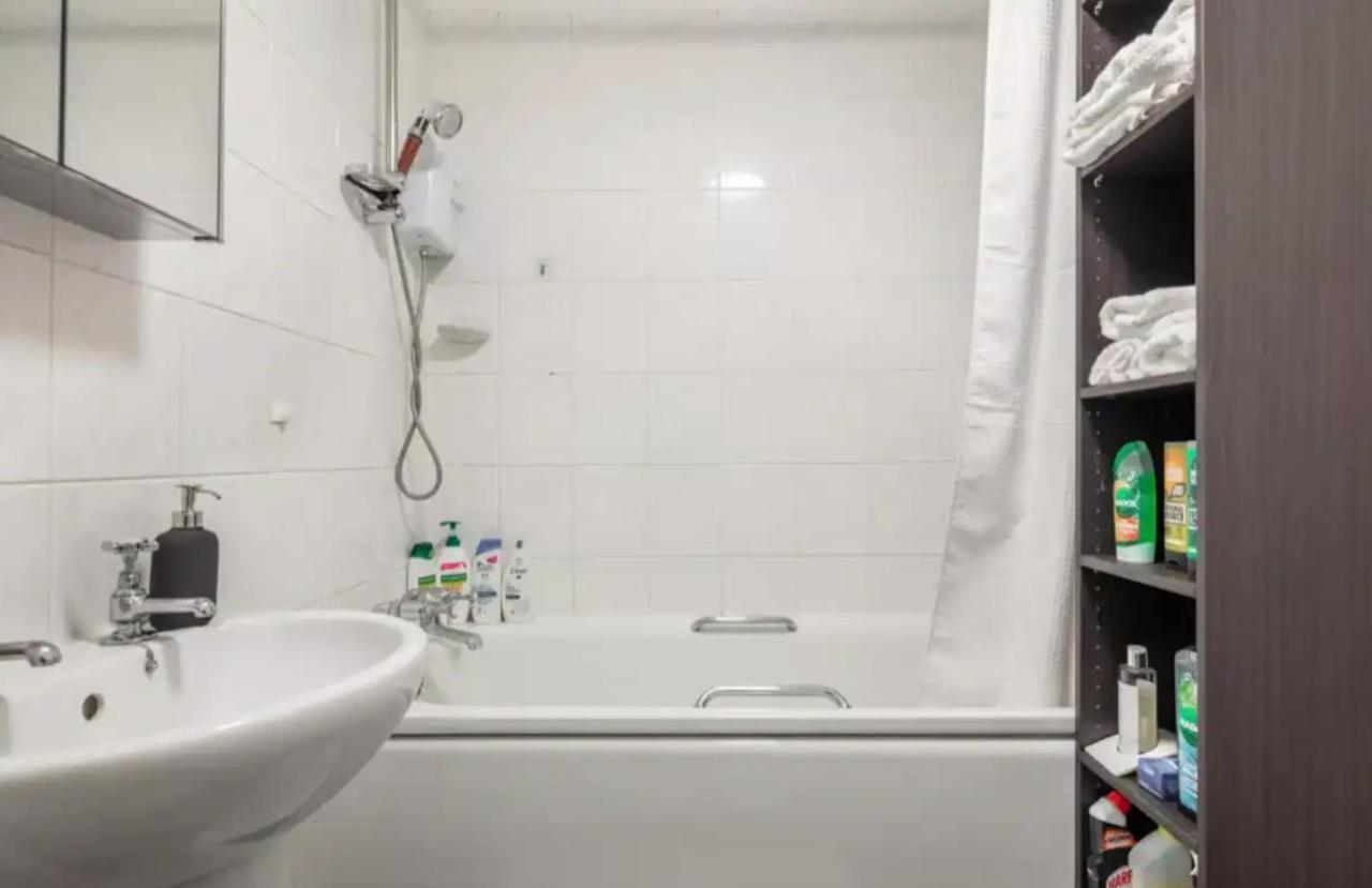 1 Bedroom Flat With Free Parking Apartment *