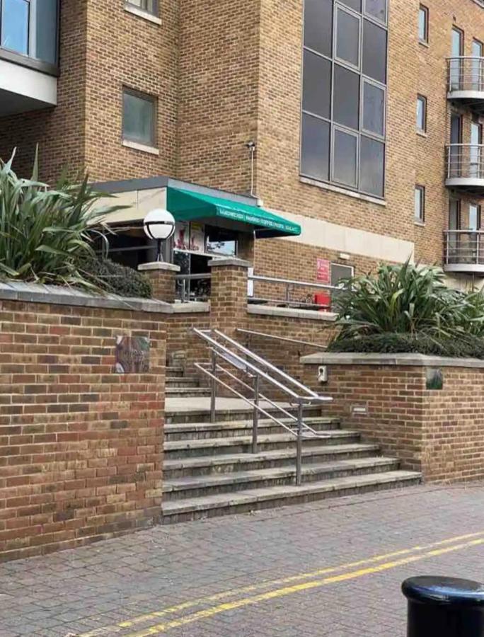 1 Bedroom Flat With Free Parking * London