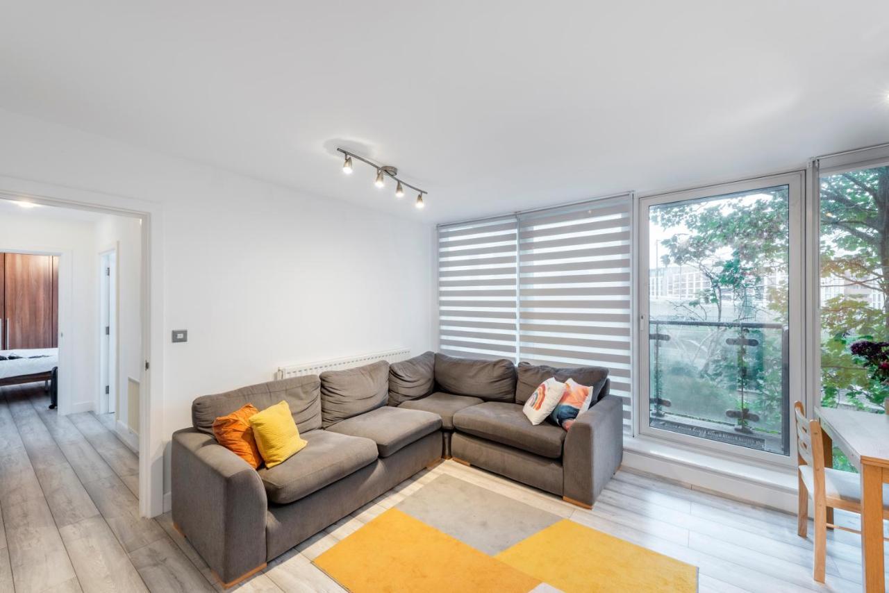 Modern 2bed 2bath Stratford Apartment London