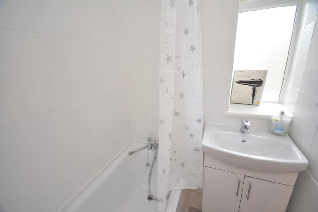 Apartment Zone2 Classic 3 Bedroom London
