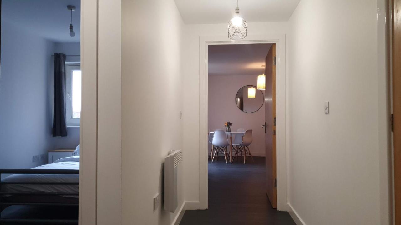 Spacious 5 Min Walk To Leytonstone Underground Station And 5 Stops To Zone 1 Apartment
