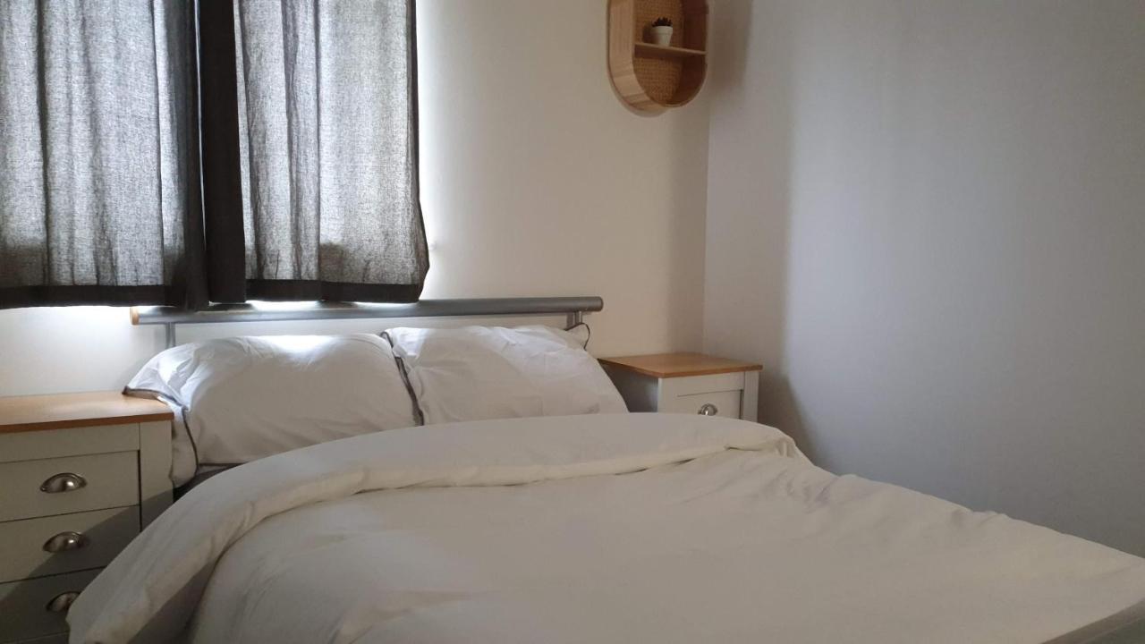 Spacious 5 Min Walk To Leytonstone Underground Station And 5 Stops To Zone 1 Apartment