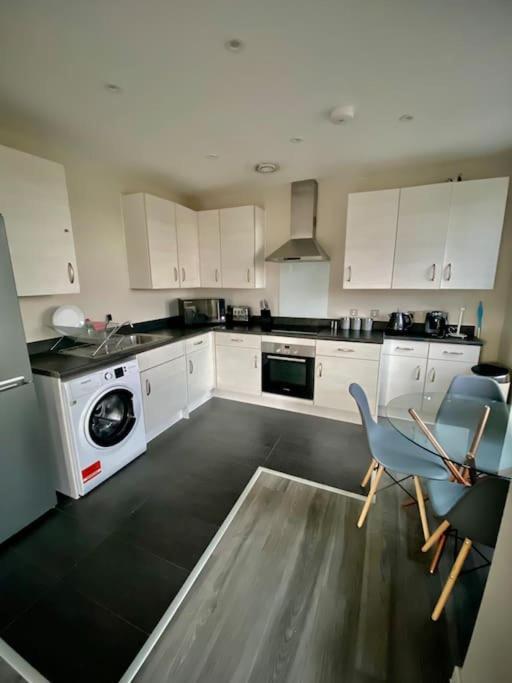 Modern 1-bedroom Close To City Airport Apartment *