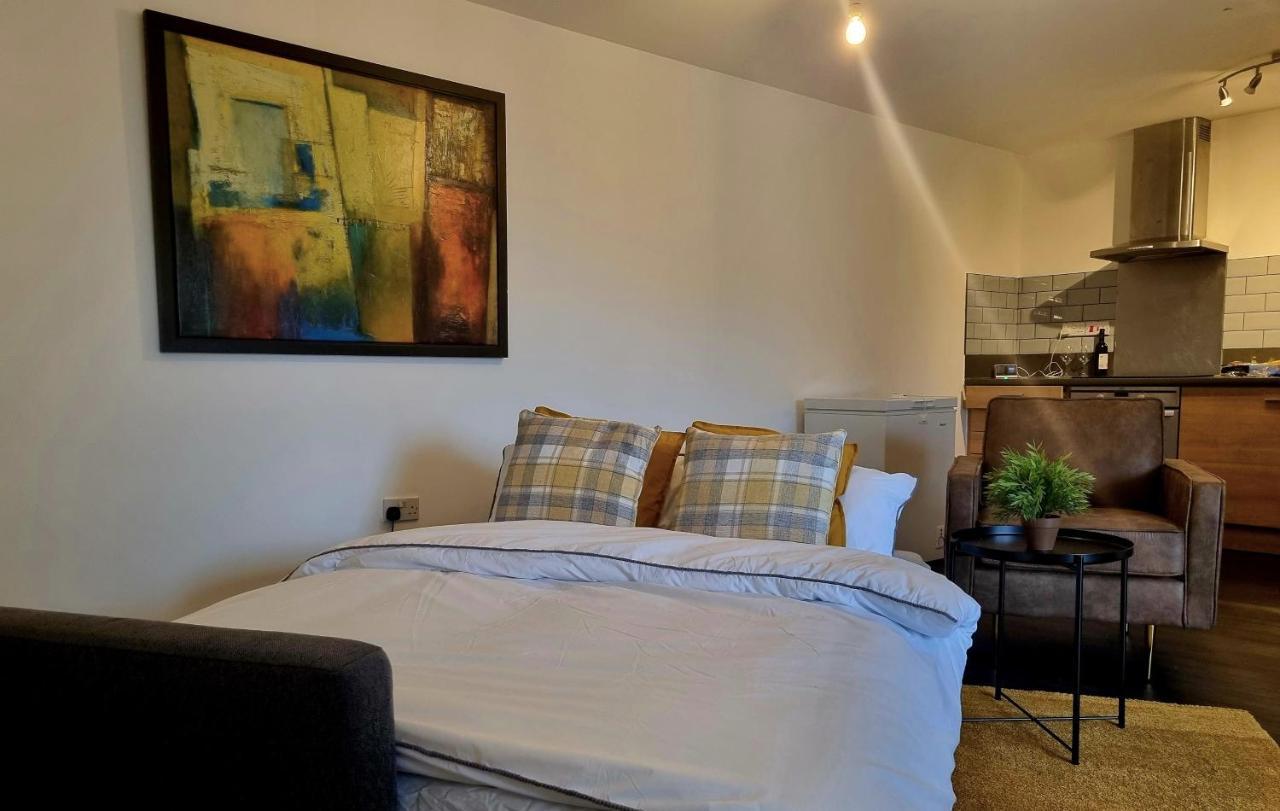 Spacious 5 Min Walk To Leytonstone Underground Station And 5 Stops To Zone 1 Apartment