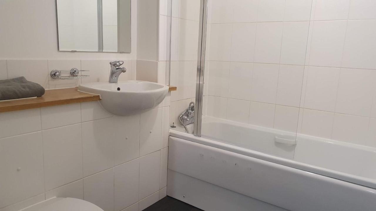 Spacious 5 Min Walk To Leytonstone Underground Station And 5 Stops To Zone 1 Apartment London