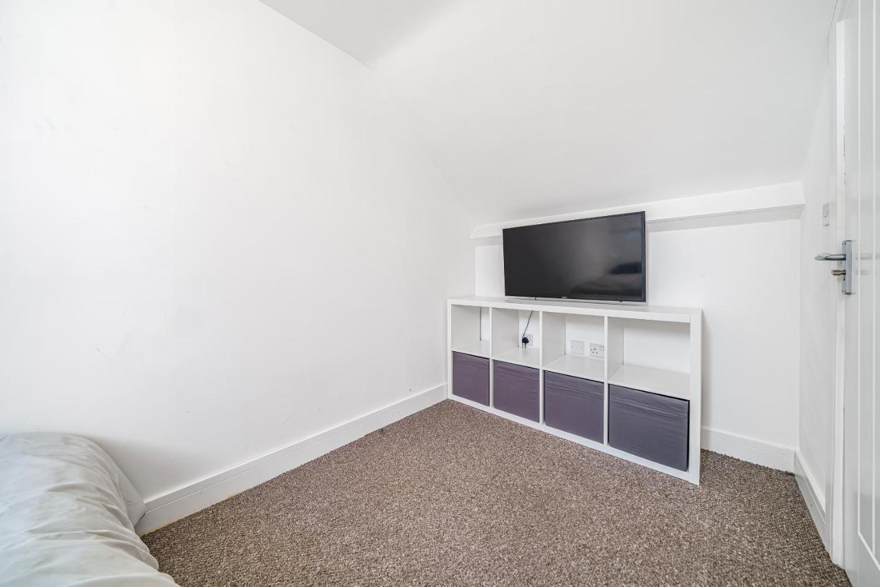 Entire House - Three Bed House In Peckham Apartment London
