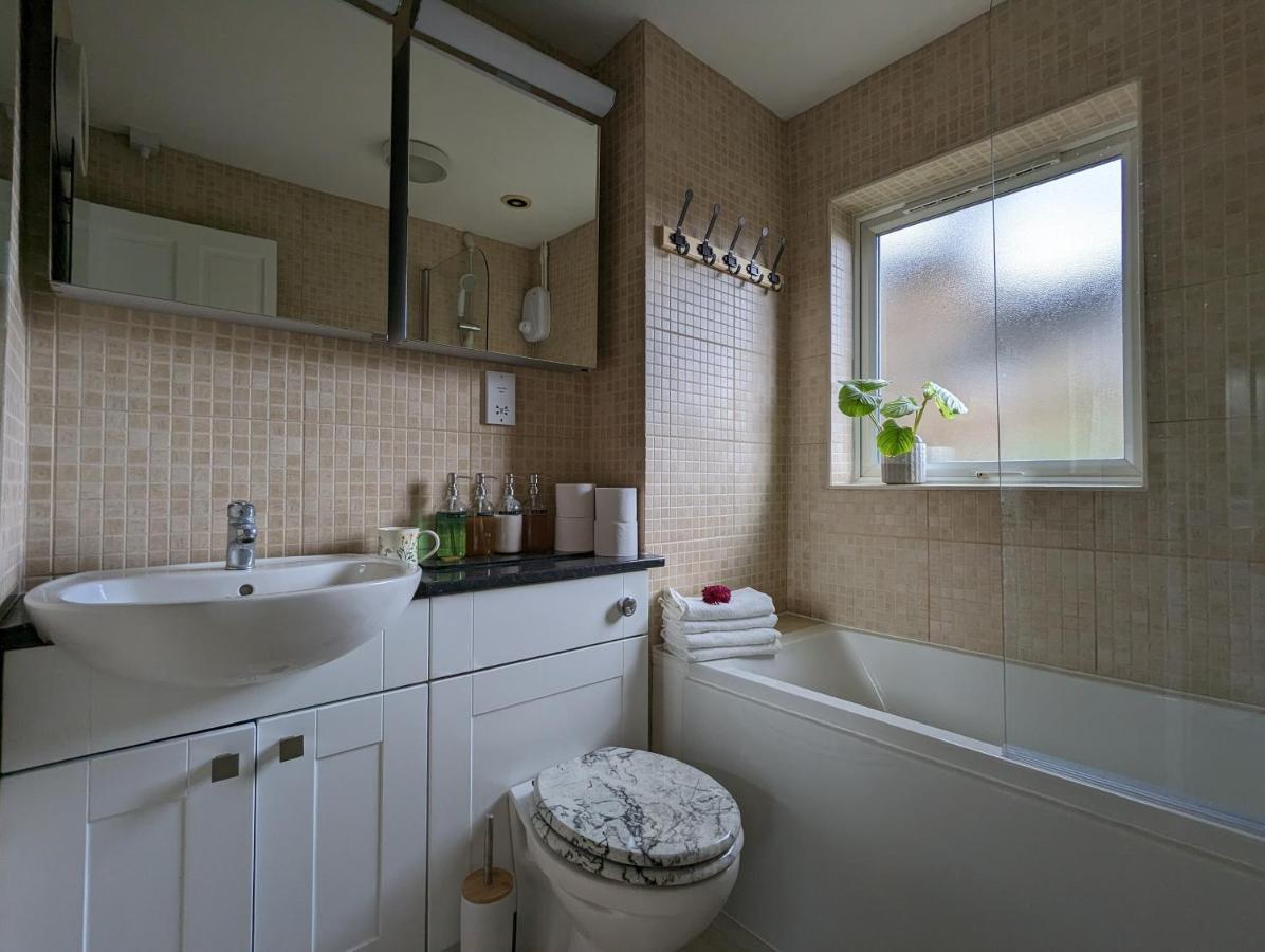 Holiday home Cosy House With A Garden London