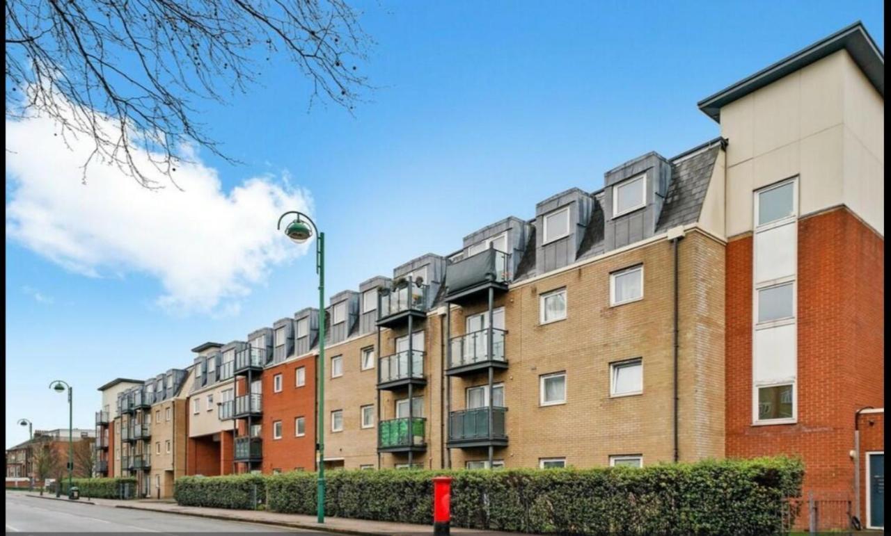 Spacious 5 Min Walk To Leytonstone Underground Station And 5 Stops To Zone 1 London