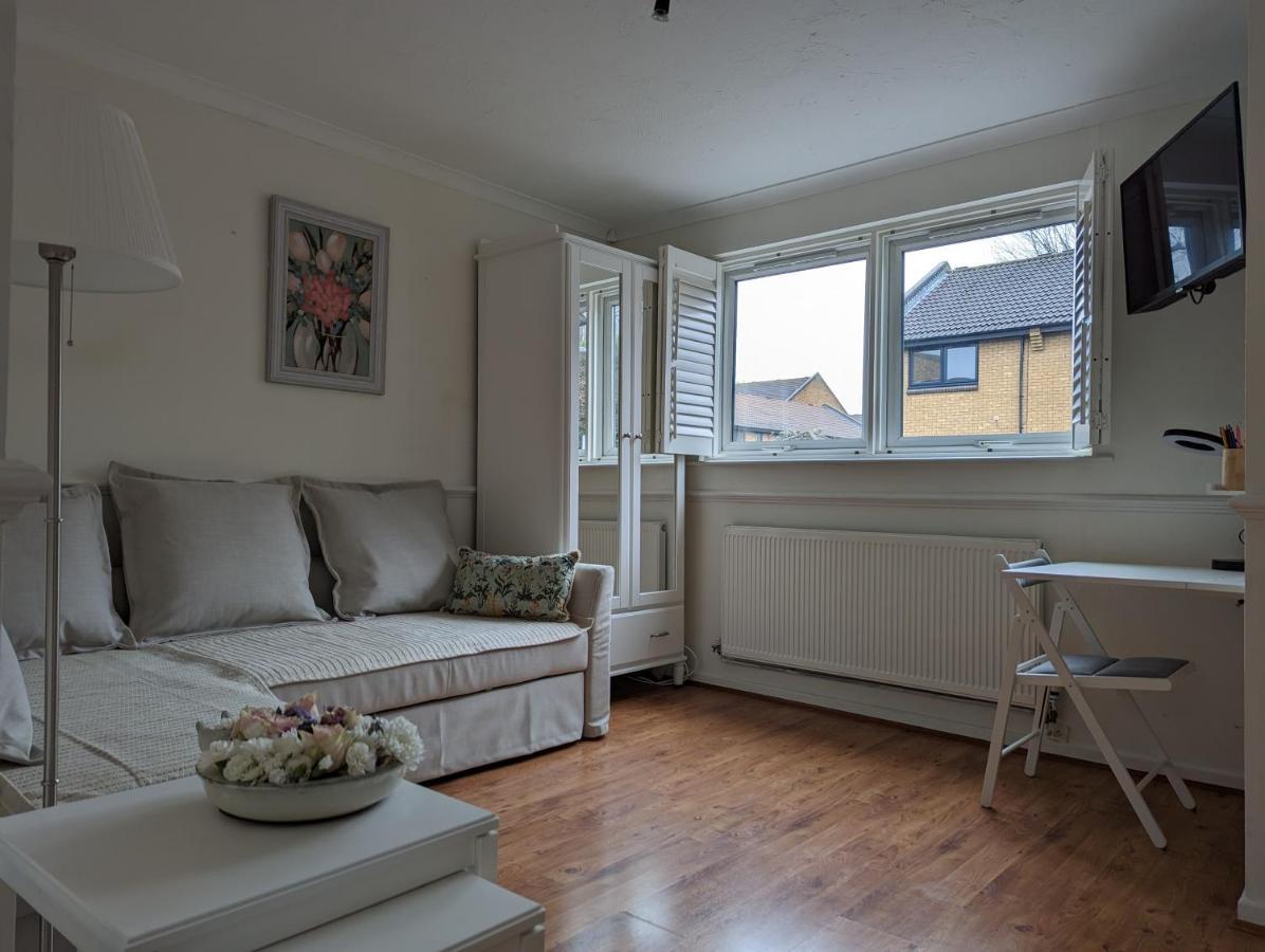 Cosy House With A Garden Holiday home London