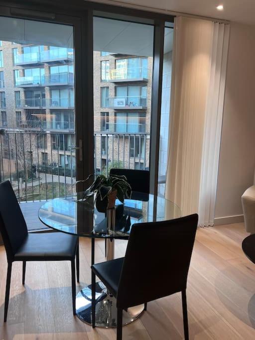 Lovely 2 Bed In Royal Wharf Apartamento