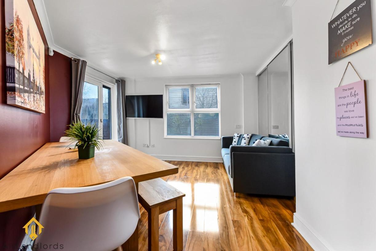 Charming River View 3 Bedroom In The Heart Of *