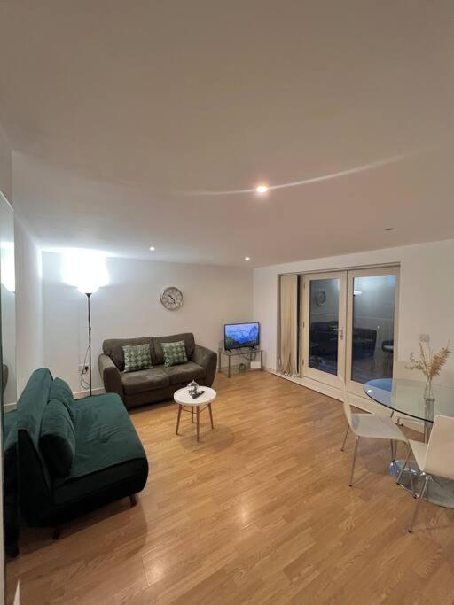 Apartment New Build 2 Bedroom With 2 Bath, London