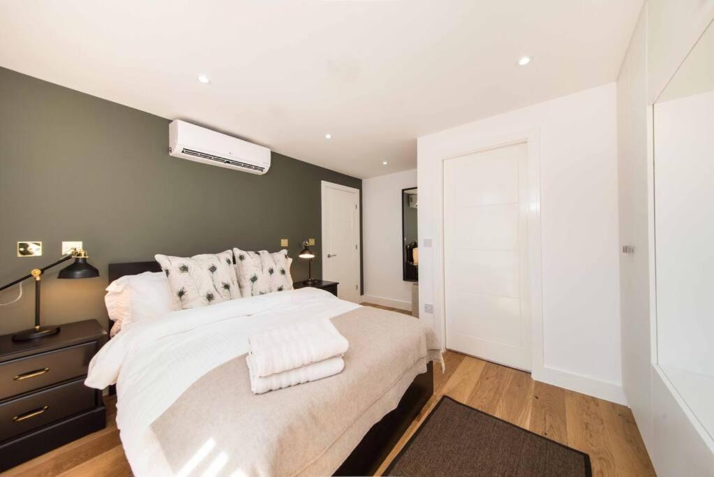 7 Borough - Spacious 2-bed, 2-bath In Prime Location Apartment London