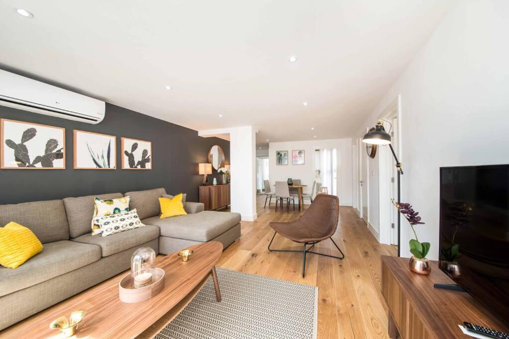 7 Borough - Spacious 2-bed, 2-bath In Prime Location London
