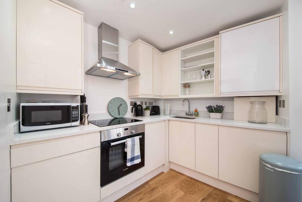 7 Borough - Spacious 2-bed, 2-bath In Prime Location Apartment *