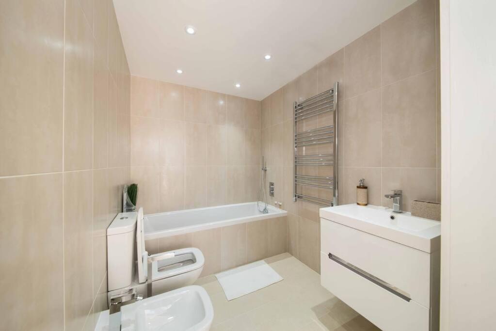 7 Borough - Spacious 2-bed, 2-bath In Prime Location Apartment *