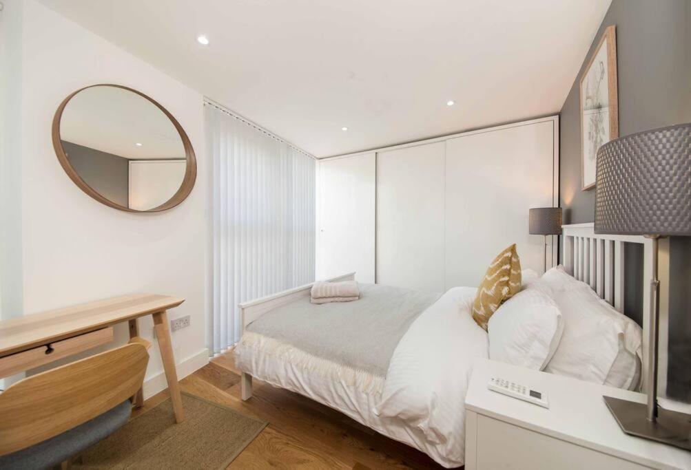 7 Borough - Spacious 2-bed, 2-bath In Prime Location Apartment London