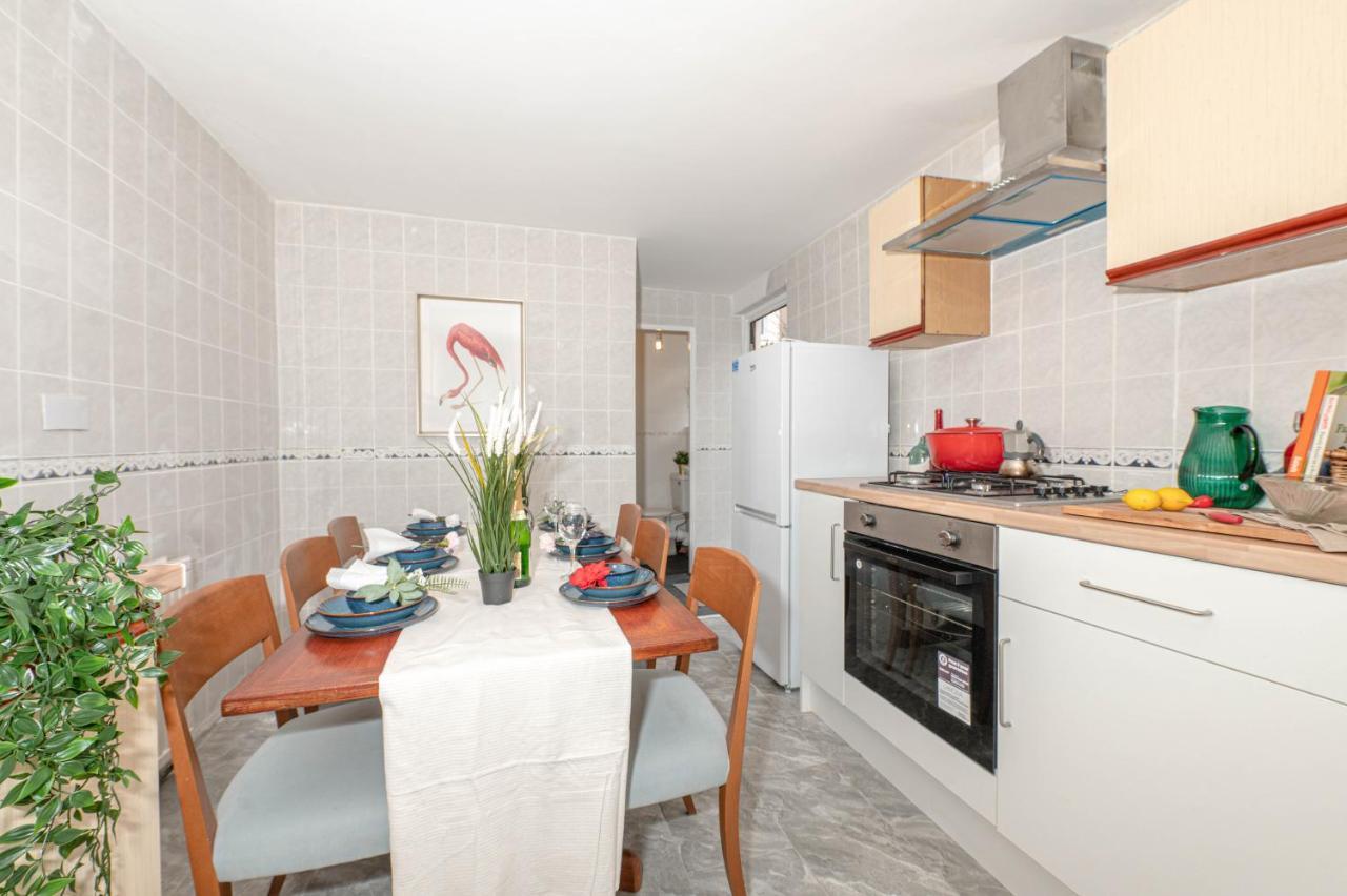 Casa de férias Xtra Large 4 Bedroom House, Near Excel, And 5 Walk To Train Station *