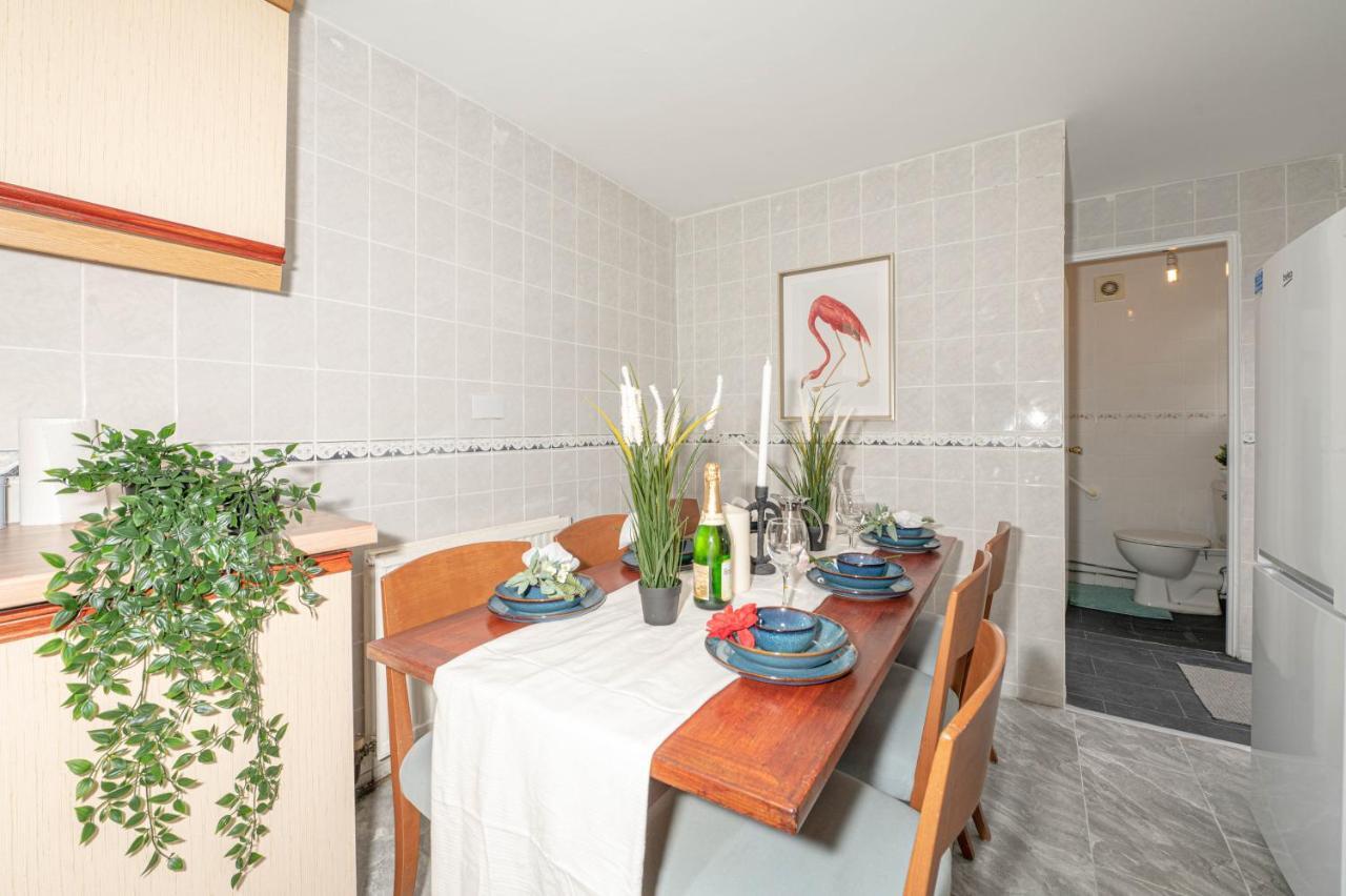 Casa de férias Xtra Large 4 Bedroom House, Near Excel, And 5 Walk To Train Station
