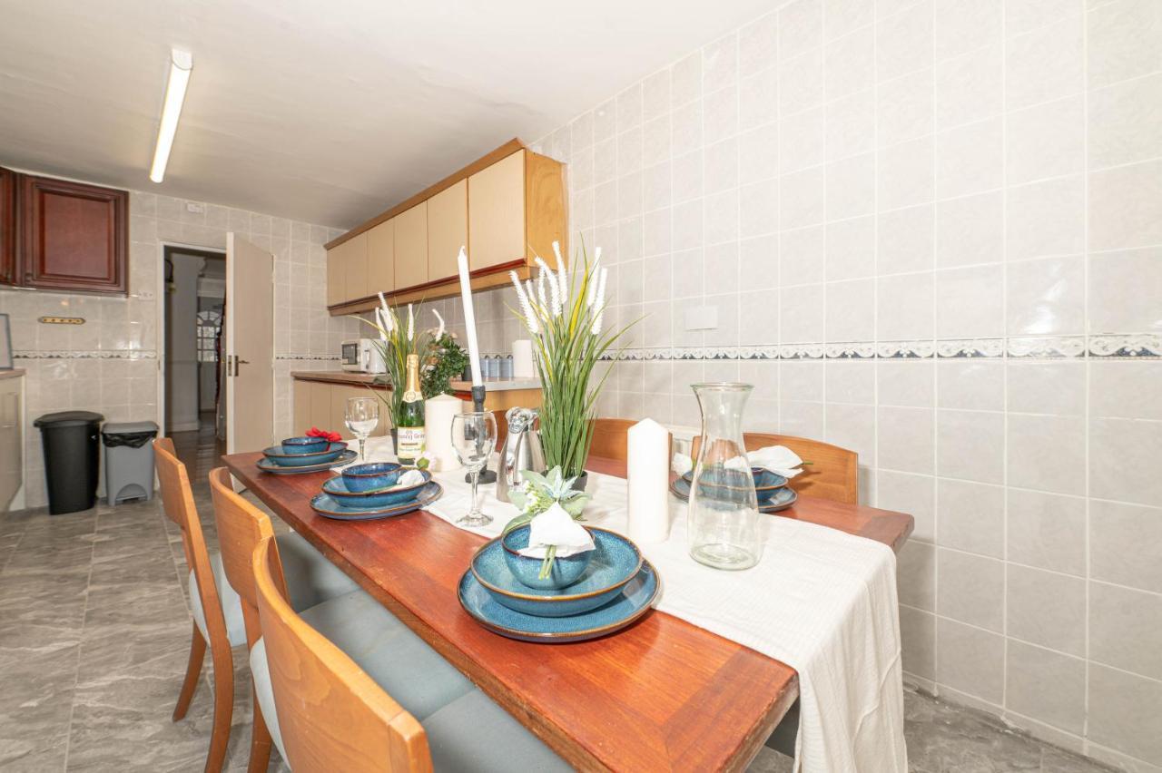 Casa de férias Xtra Large 4 Bedroom House, Near Excel, And 5 Walk To Train Station
