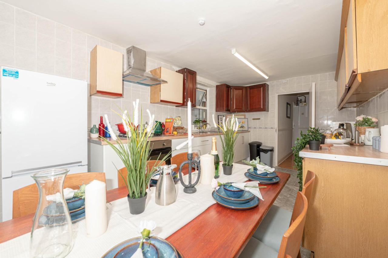 Xtra Large 4 Bedroom House, Near Excel, And 5 Walk To Train Station Casa de férias *