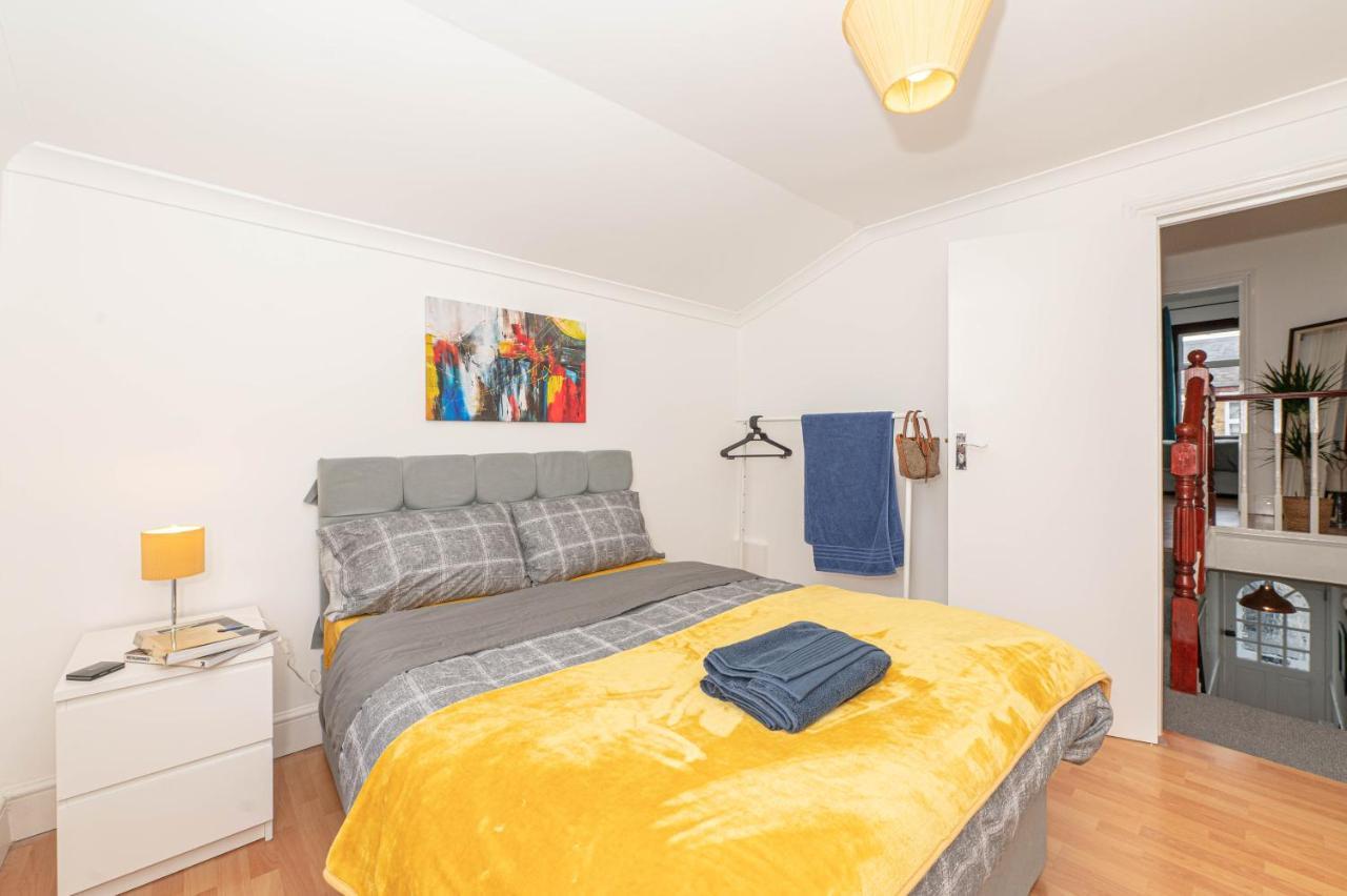 Xtra Large 4 Bedroom House, Near Excel, And 5 Walk To Train Station Casa de férias *