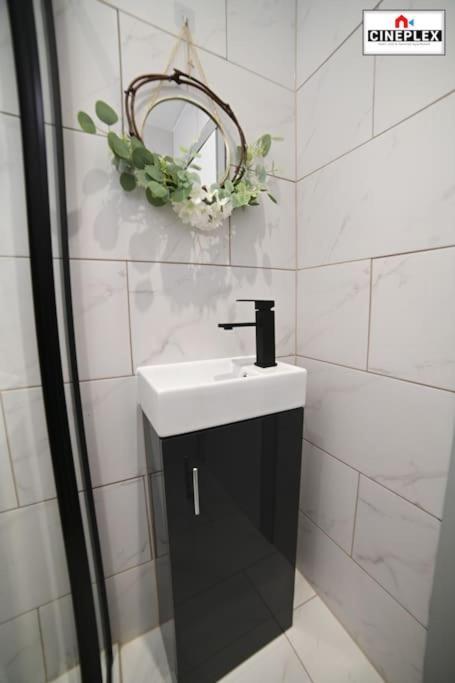 Business Leisure Professional Flat B Unit 2 Lewisham Wifi Netflix By Cineplex Short Lets & Serviced Apartment