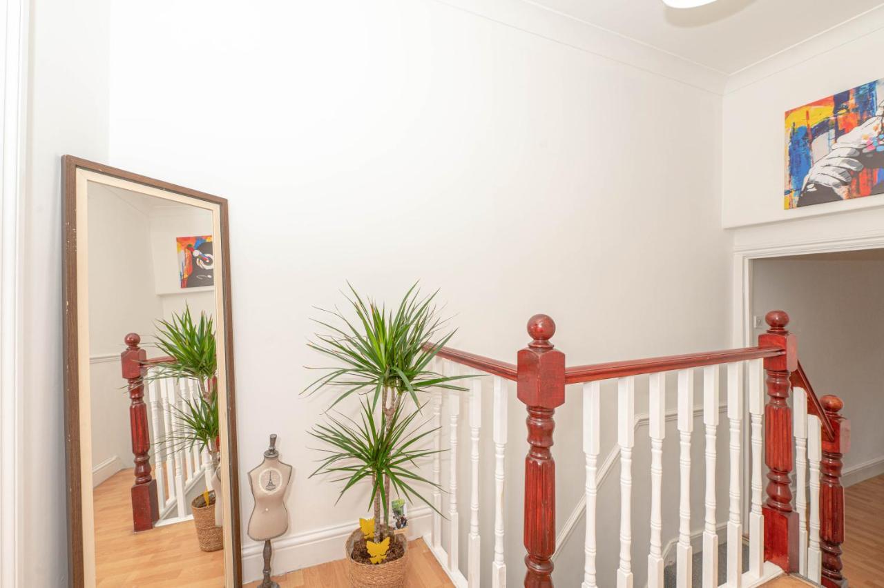 Xtra Large 4 Bedroom House, Near Excel, And 5 Walk To Train Station Casa de férias