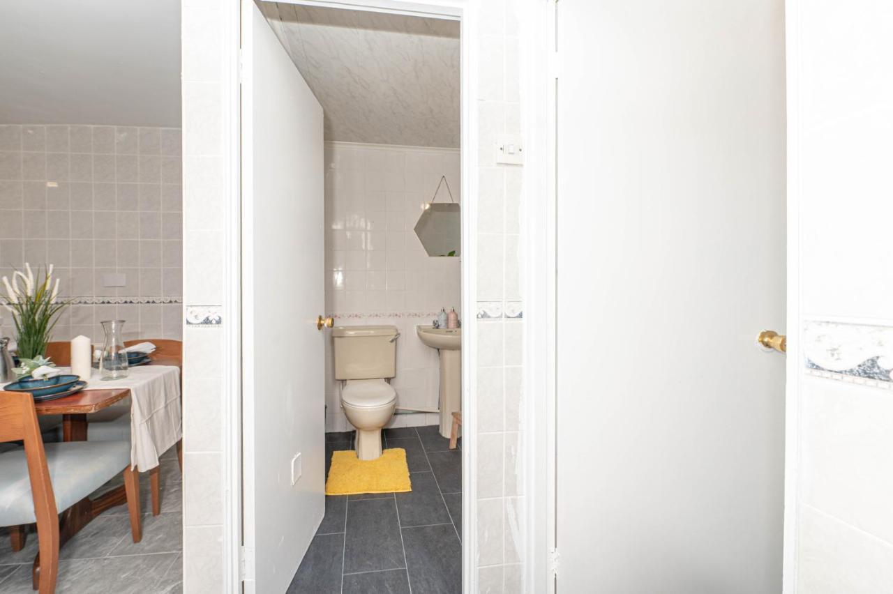 Xtra Large 4 Bedroom House, Near Excel, And 5 Walk To Train Station Casa de férias Londres