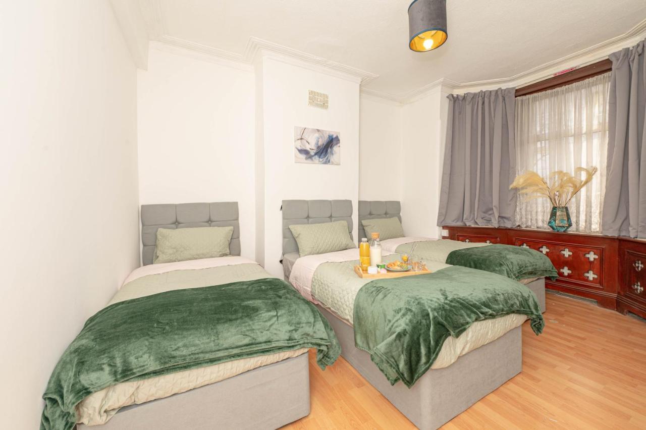 Casa de férias Xtra Large 4 Bedroom House, Near Excel, And 5 Walk To Train Station