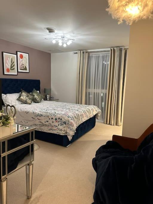 Amazing 3bedroom Flat Apartment *