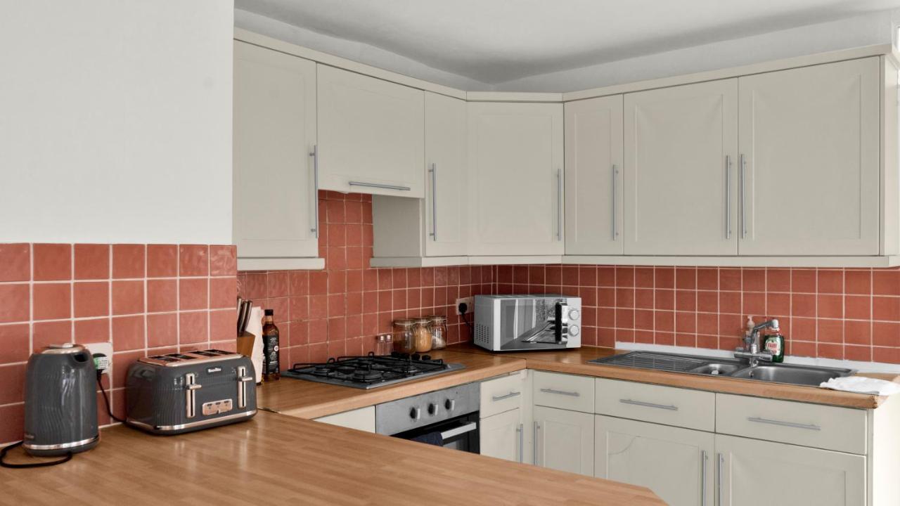 Livestay-4 Bed 2 Bath House With Private Garden Holiday home